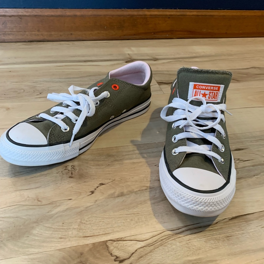 New woman’s converse size 9.5 NEW!